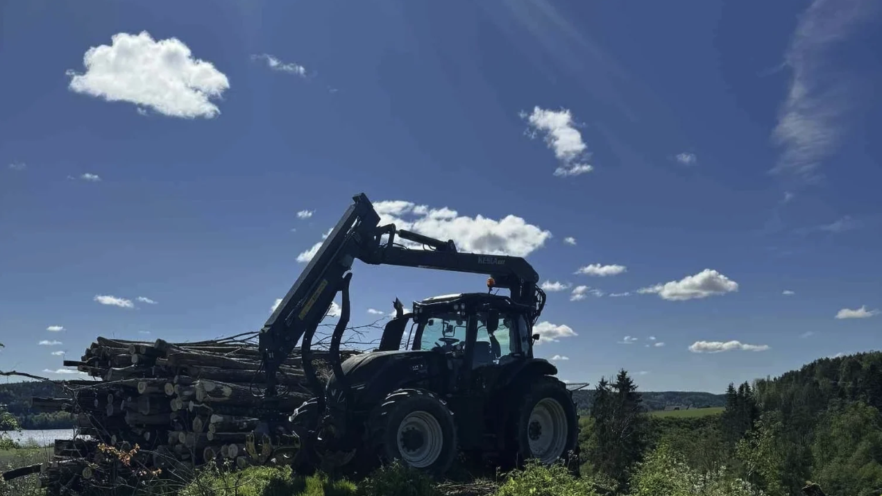 Skogstraktor med tømmerkran